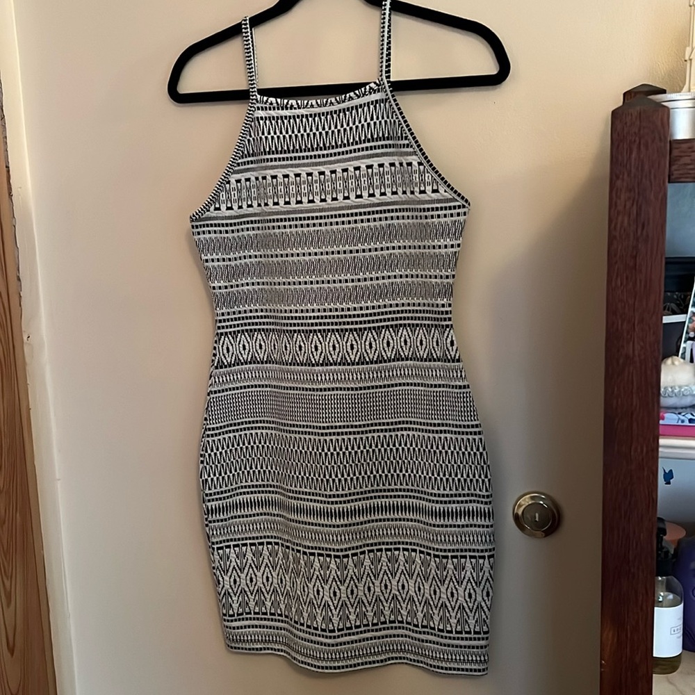 Geometric black and white stretchy thin strap midi dress Material Girl